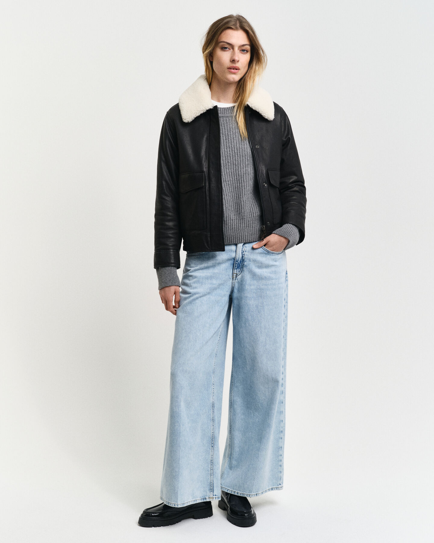 Joustinneulepusero, pyöreä pääntie