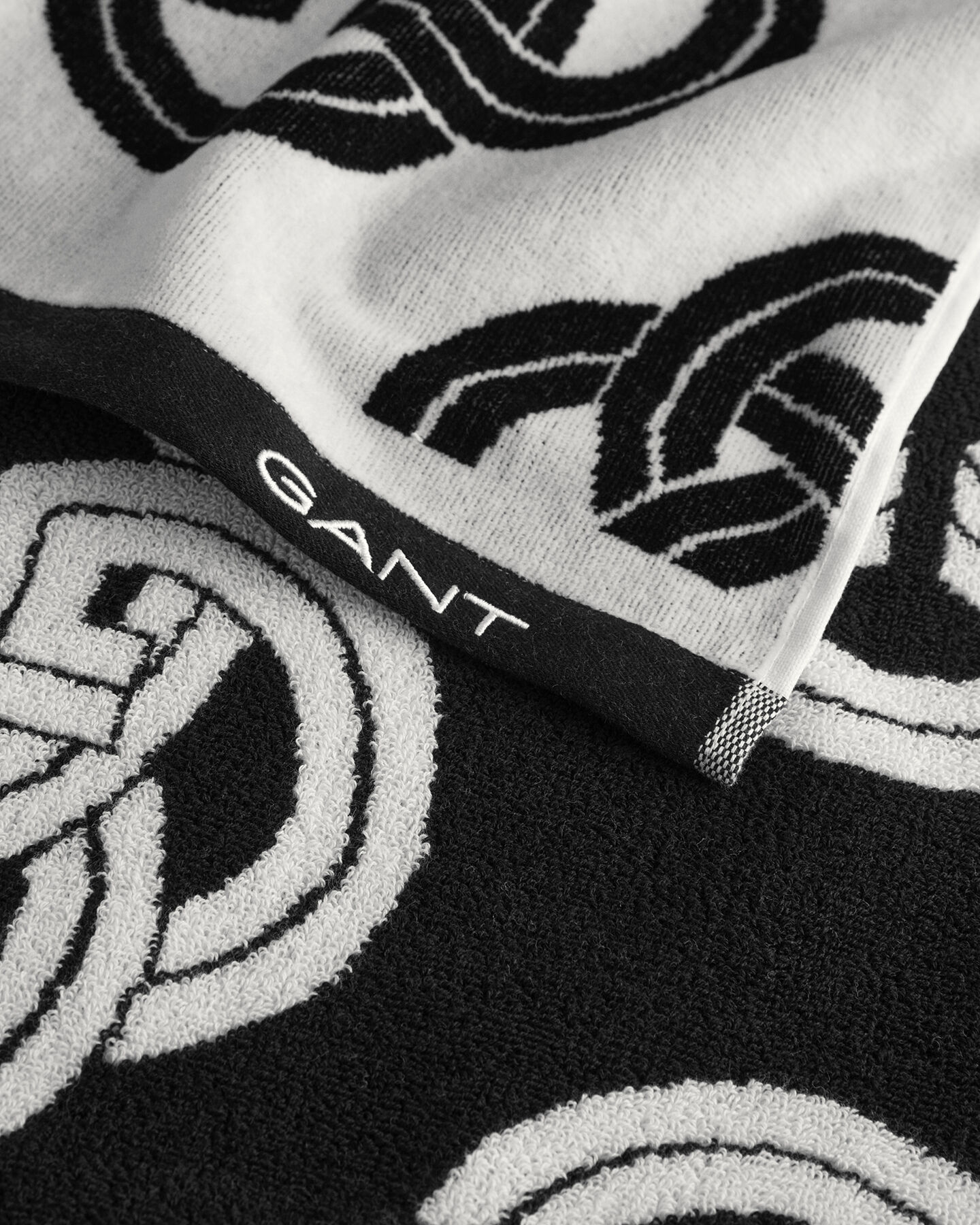 Printtikuvioitu Monogram-rantapyyhe