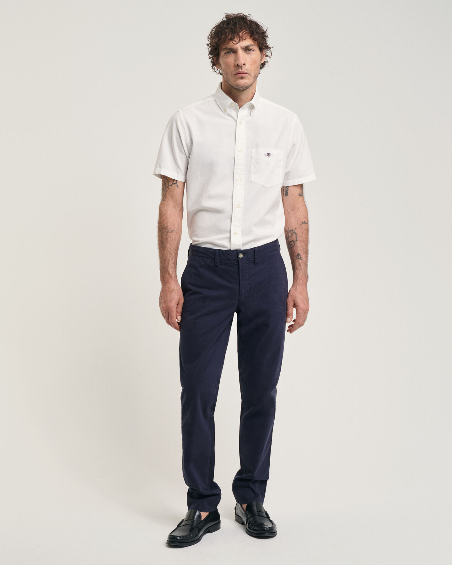 Slim fit ‑mitoitetut Seasonal Essential Archive Shield ‑chinot