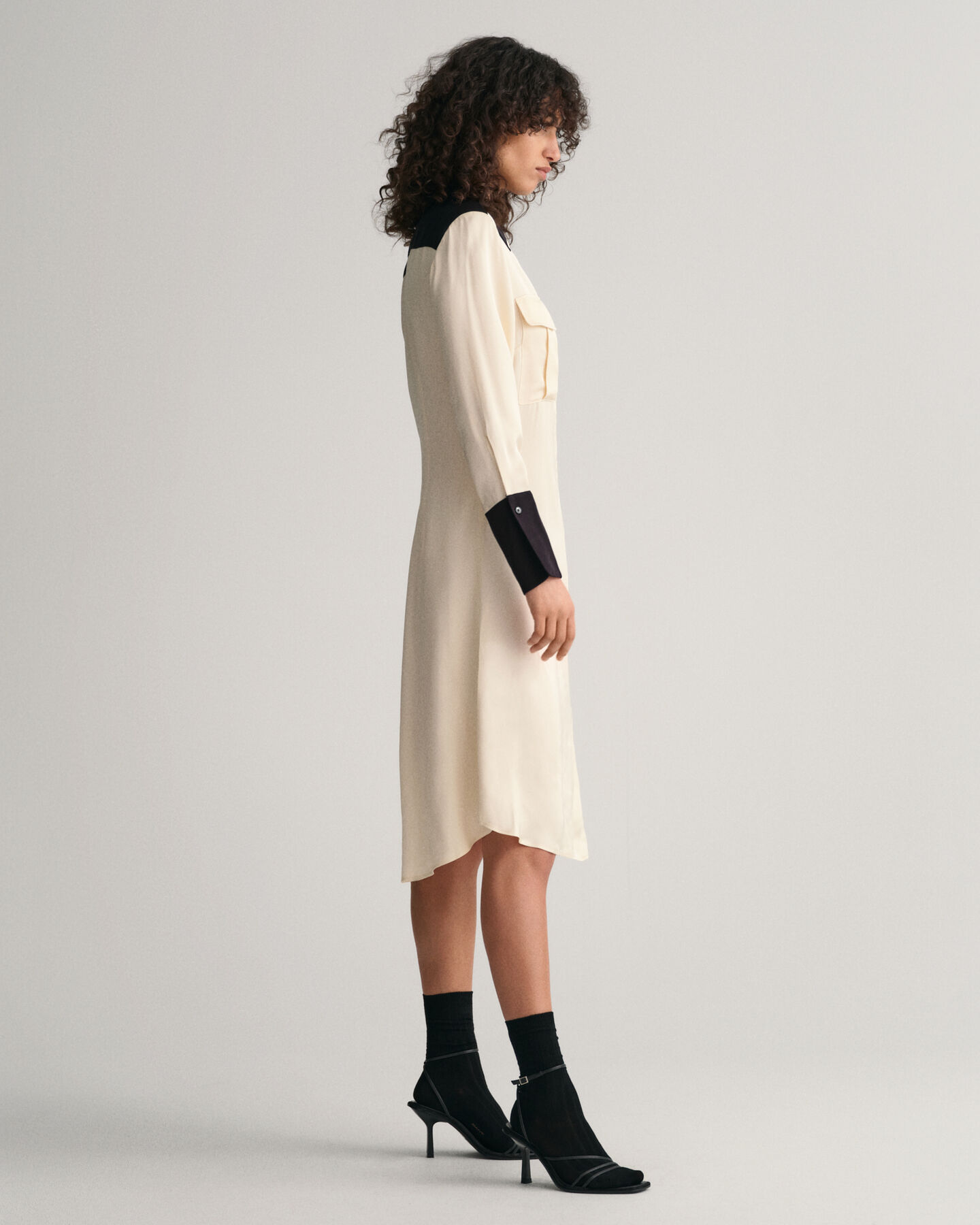 Kontrastiv&auml;rinen paitamekko