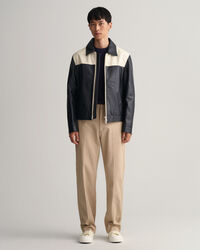 Leveälahkeiset straight fit ‑mitoitetut chinot