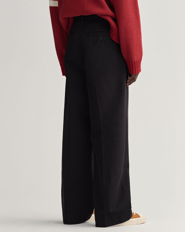 Väljät chinot laskoksilla