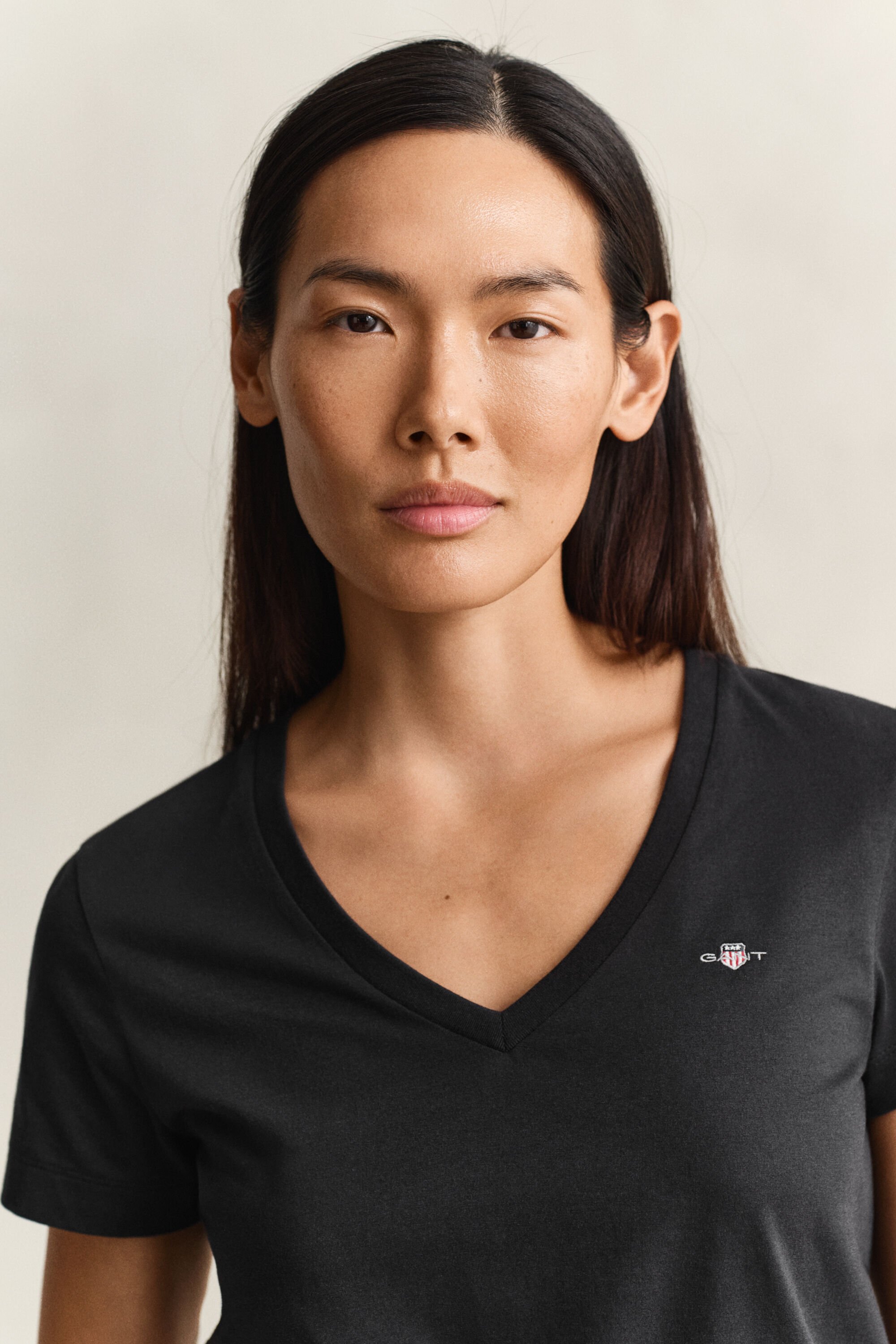 Shield-t‑paita, jossa v-pääntie