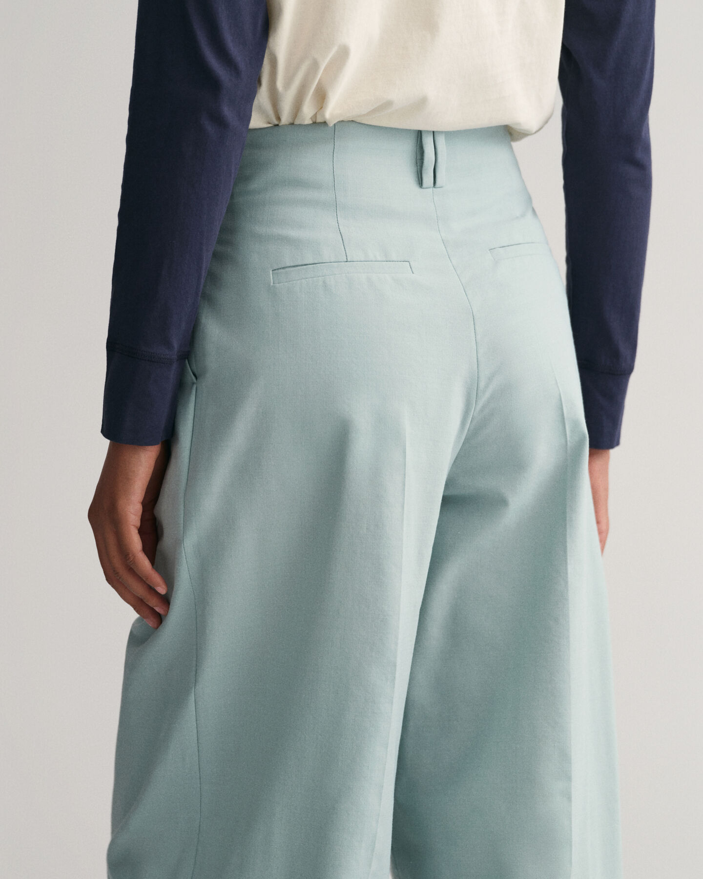 Korkeavy&ouml;t&auml;r&ouml;iset leve&auml;lahkeiset laskoshousut