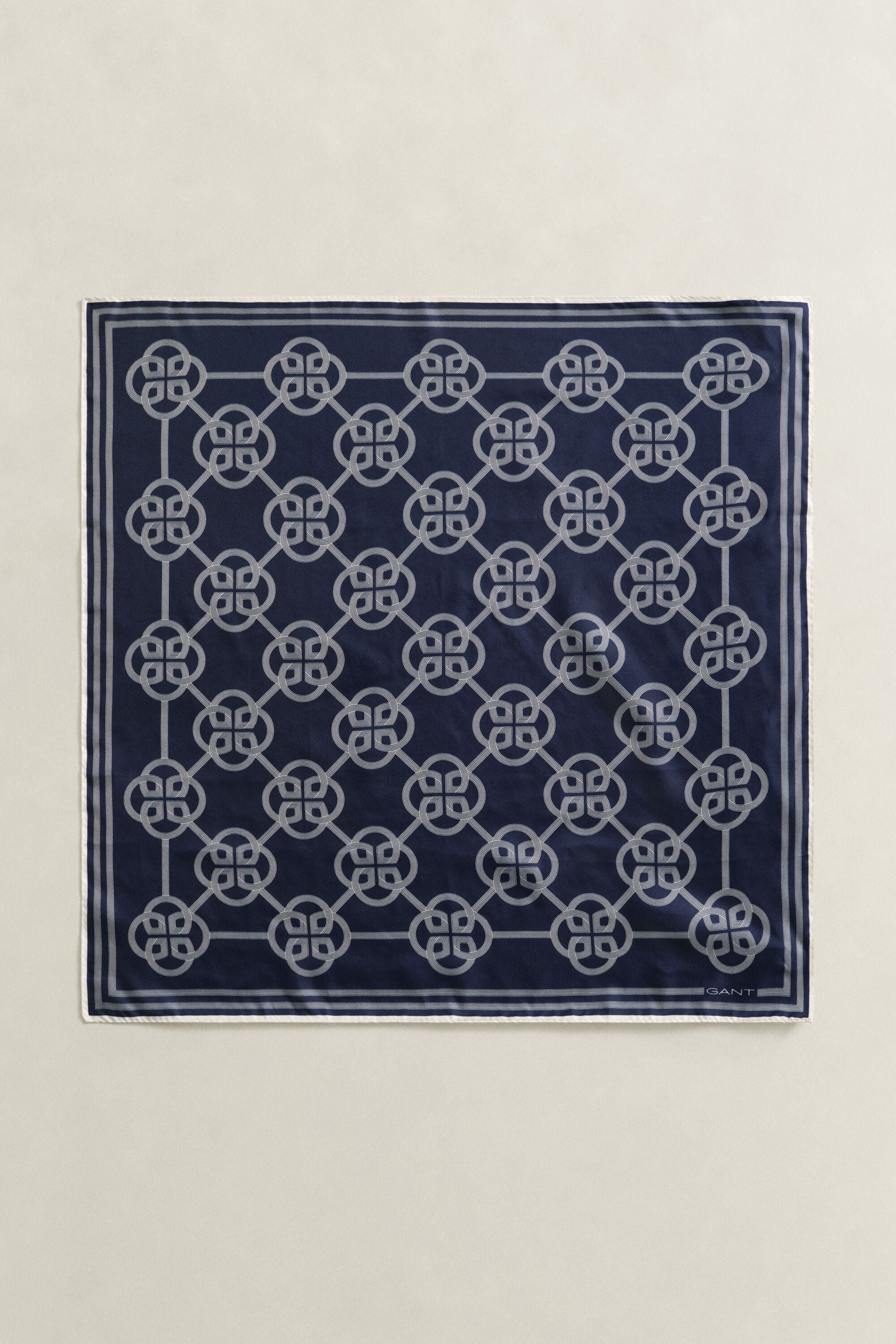 Silkkihuivi monogrammiprinttikuosilla