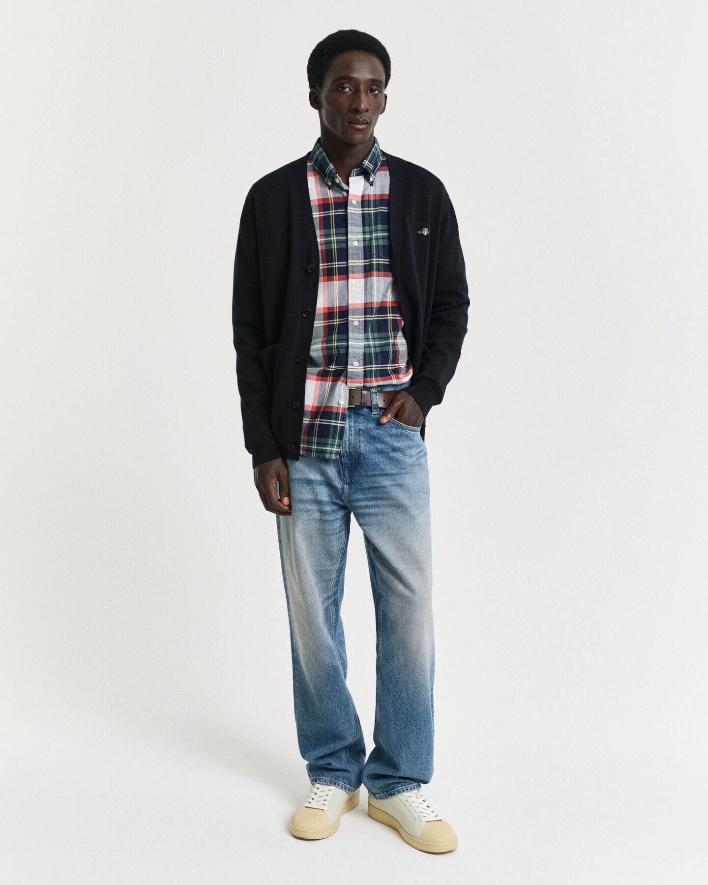 Klassinen puuvillaneuletakki v-p&auml;&auml;ntiell&auml;