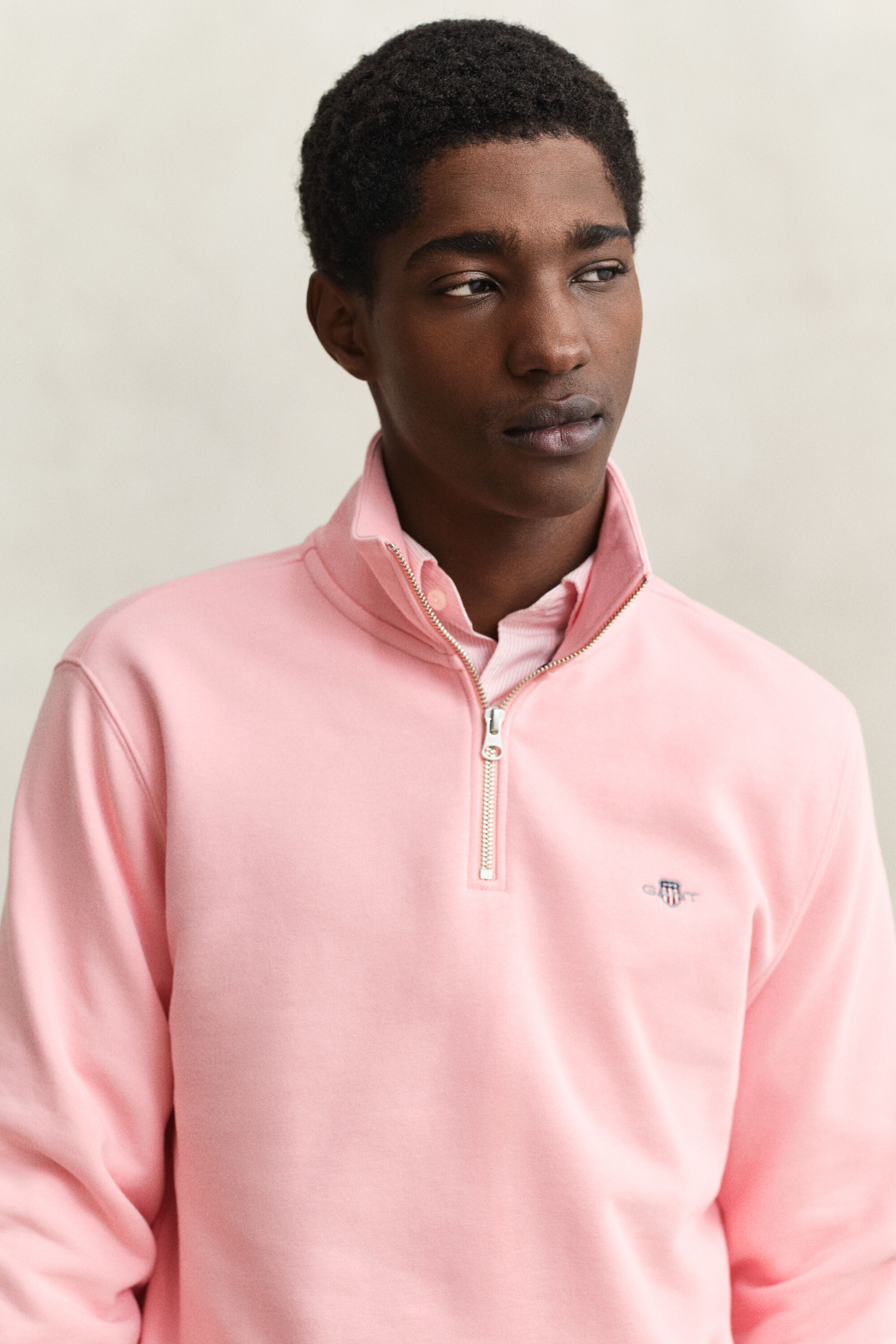 Shield‑collegepaita, jossa vetoketju pääntiellä