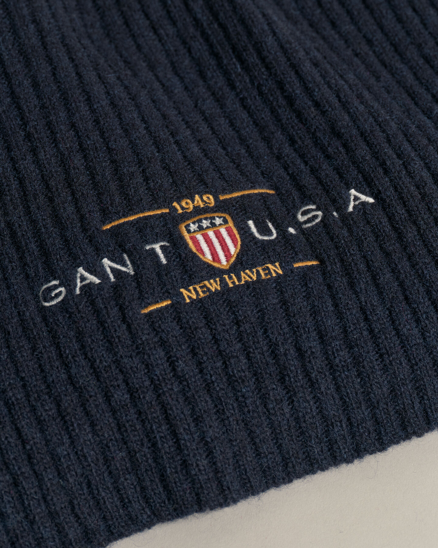 Huivi ja pipo lahjapakkauksessa