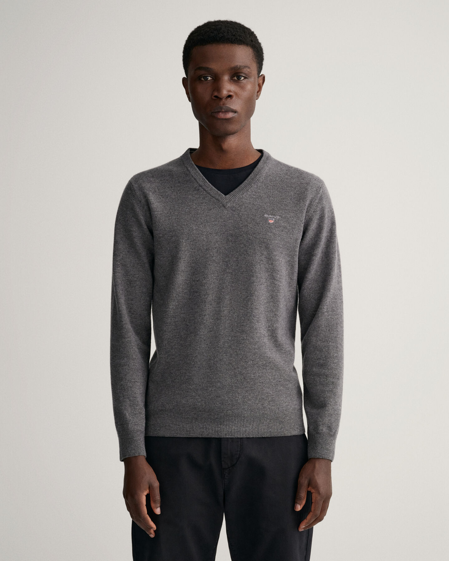 V‑neulepusero eritt&auml;in hienosta lampaanvillasta