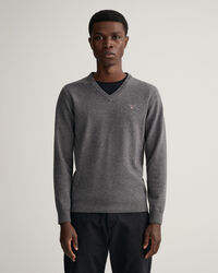 V‑neulepusero eritt&auml;in hienosta lampaanvillasta