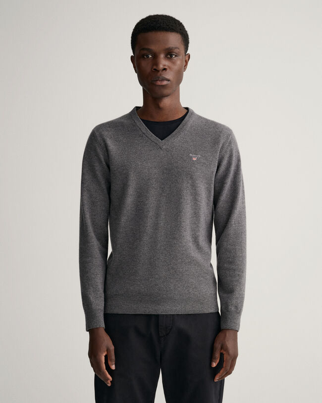 V‑neulepusero eritt&auml;in hienosta lampaanvillasta