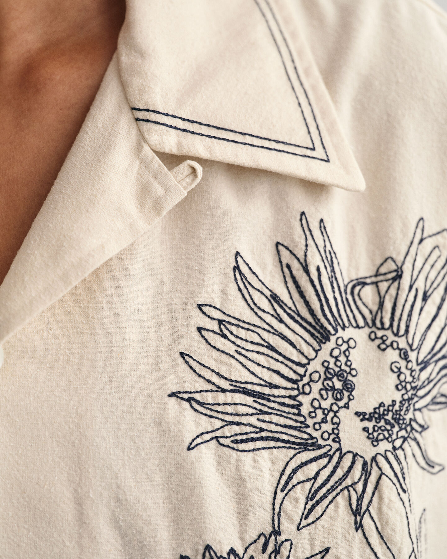 Oversized fit -mitoitettu kirjailtu lyhythihainen paita