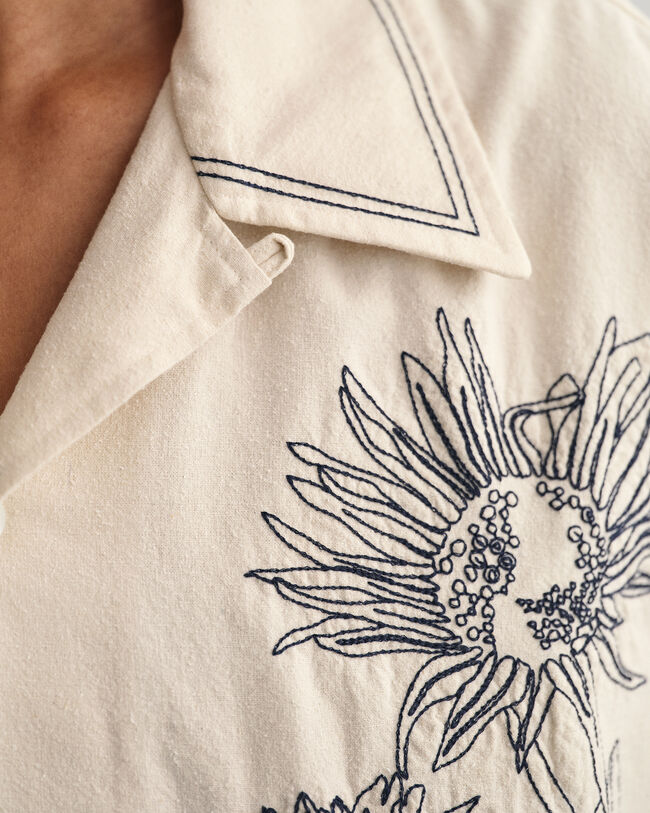 Oversized fit -mitoitettu kirjailtu lyhythihainen paita