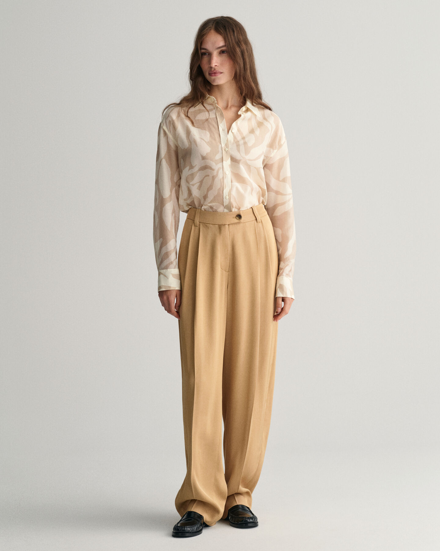 Relaxed&nbsp;fit ‑mitoitettu Palm Print -puuvilla-silkkipaita