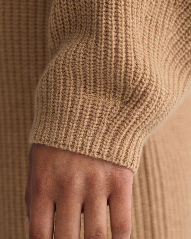 V‑kauluksinen joustinneulevillamekko