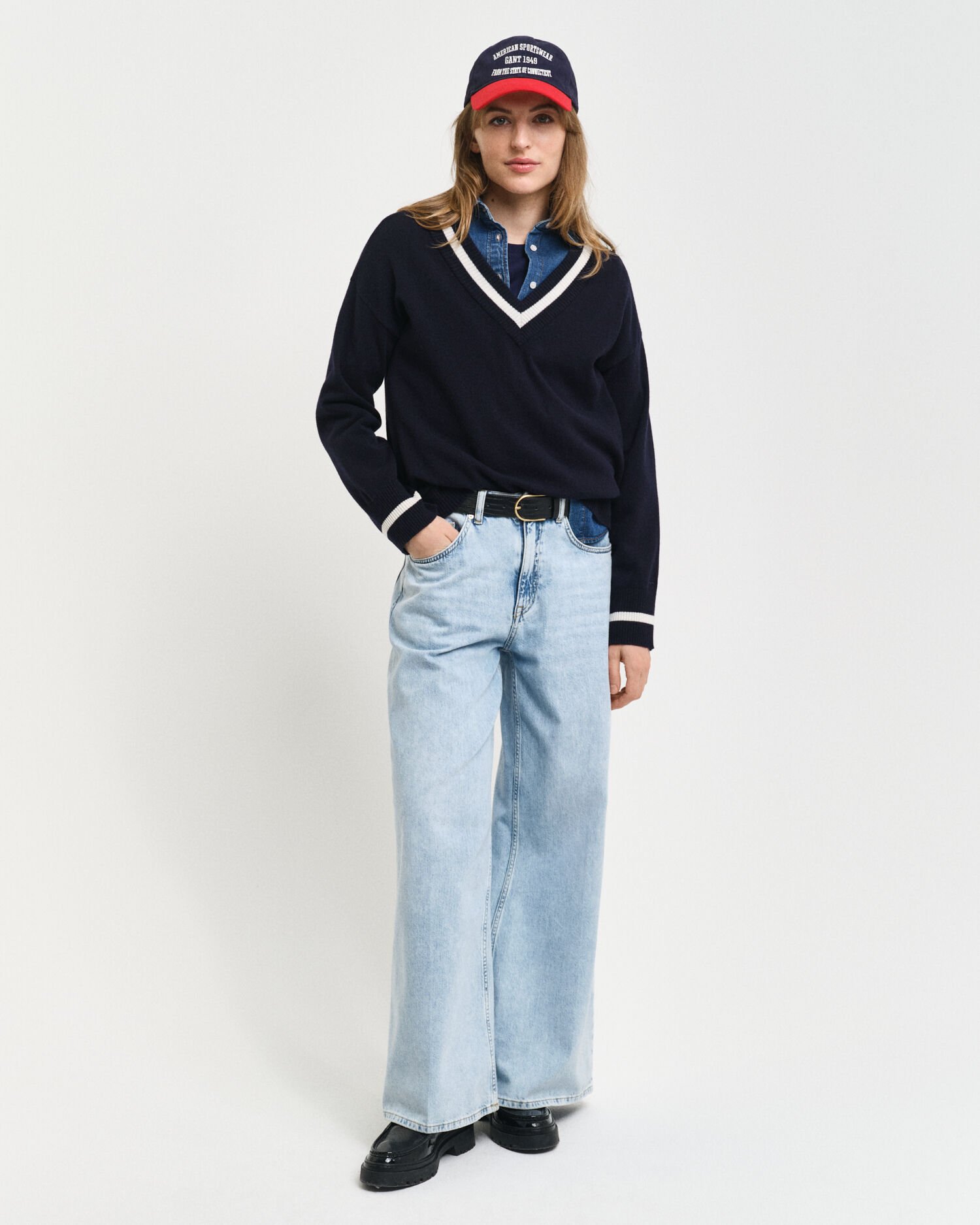 Kontrastivärinen v‑neulepusero erittäin hienoa lampaanvillaa