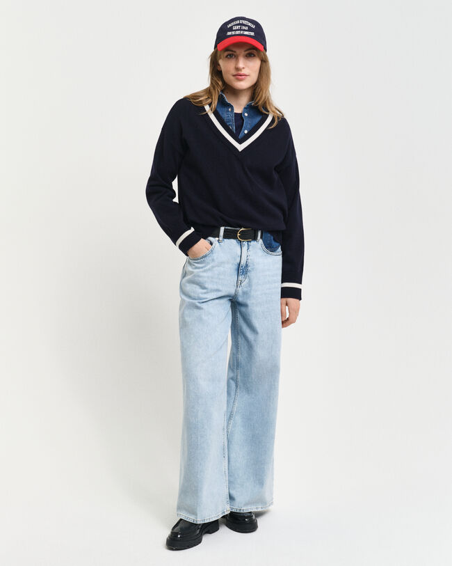 Kontrastivärinen v‑neulepusero erittäin hienoa lampaanvillaa