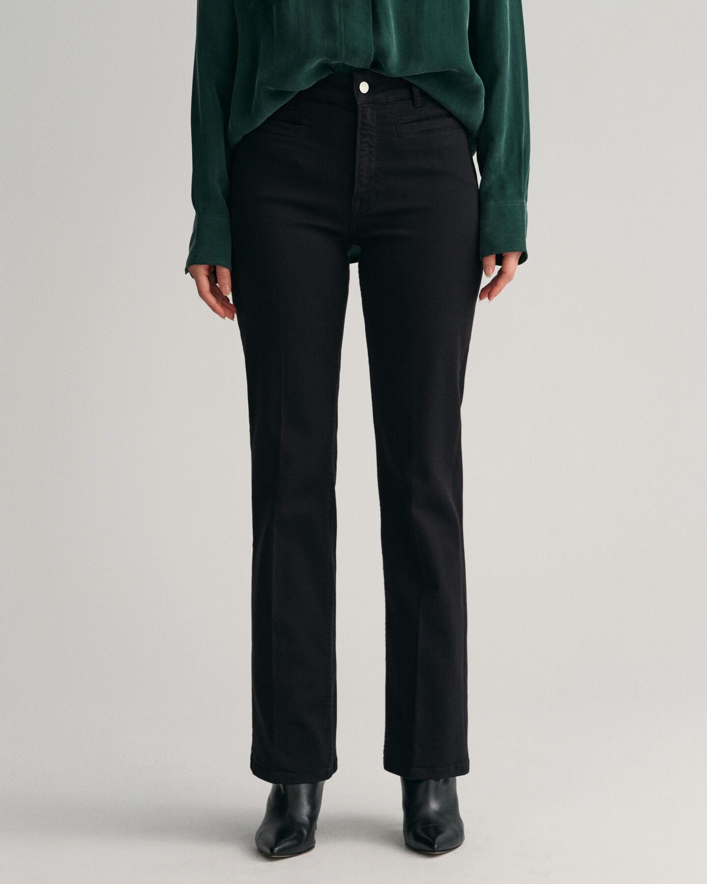 Alaspäin levenevät värifarkut