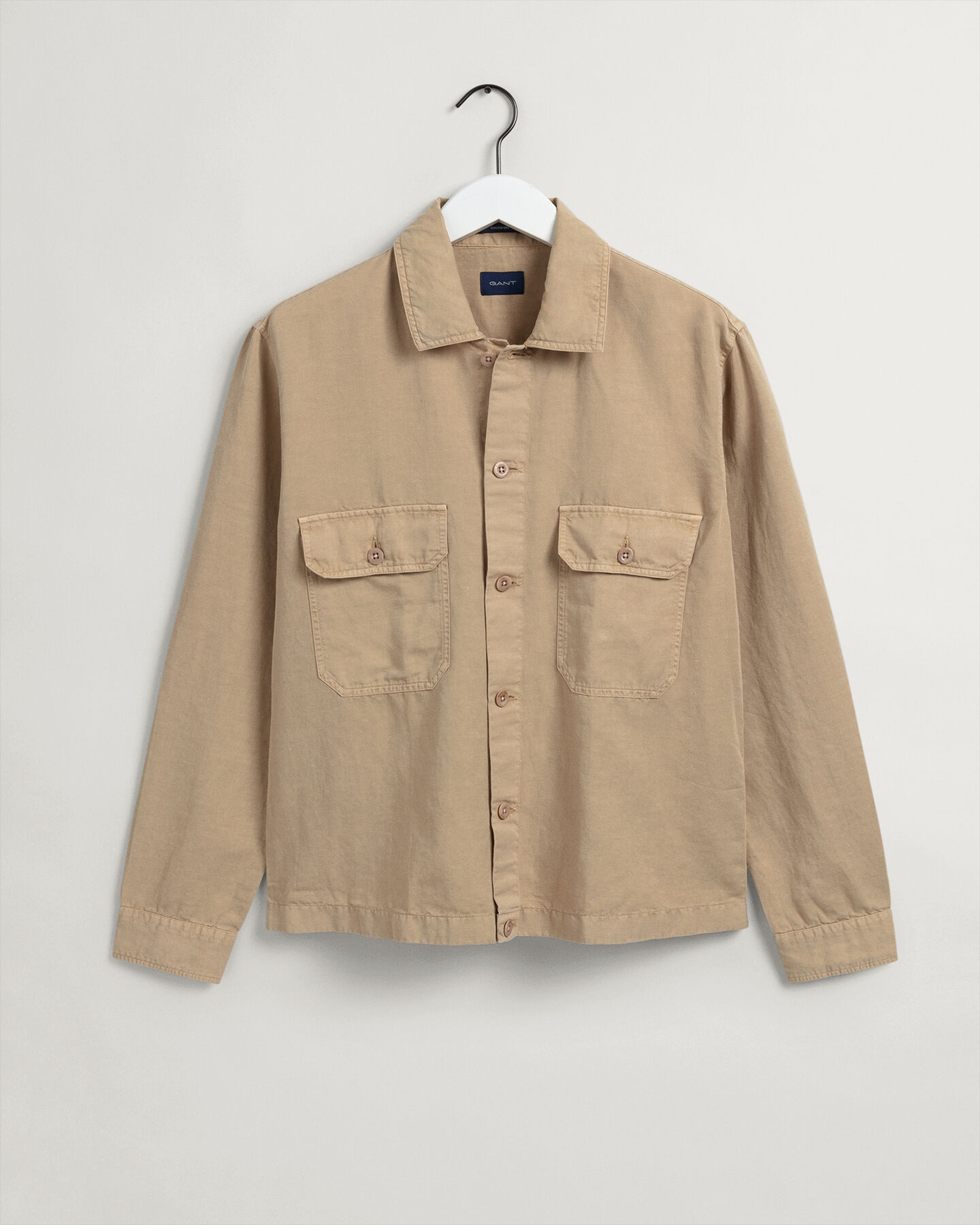 Valmiiksi ommeltuna v&auml;rj&auml;tty p&auml;&auml;llyspaita