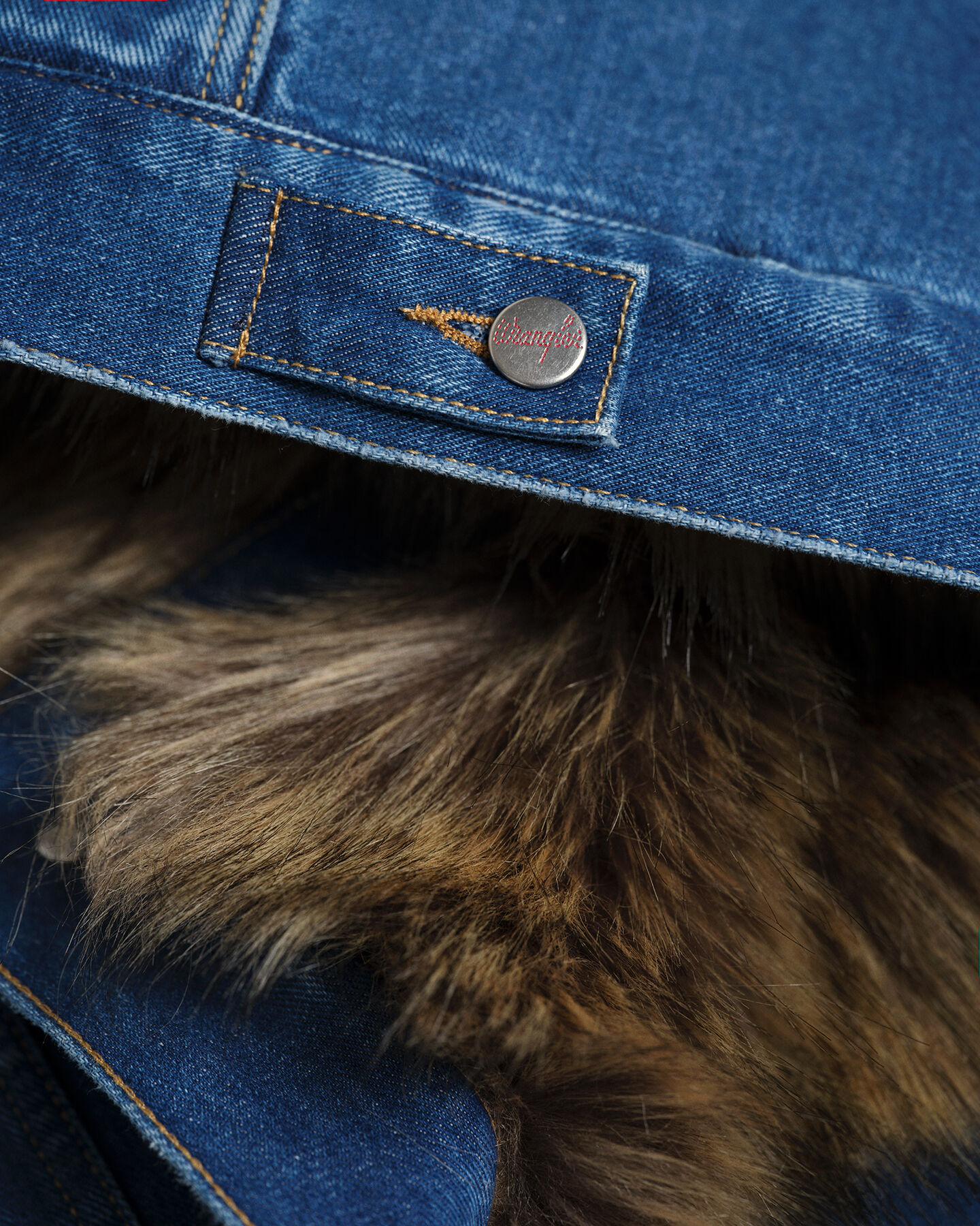 Wrangler x GANT ‑malliston farkkutakki tekoturkiskauluksella