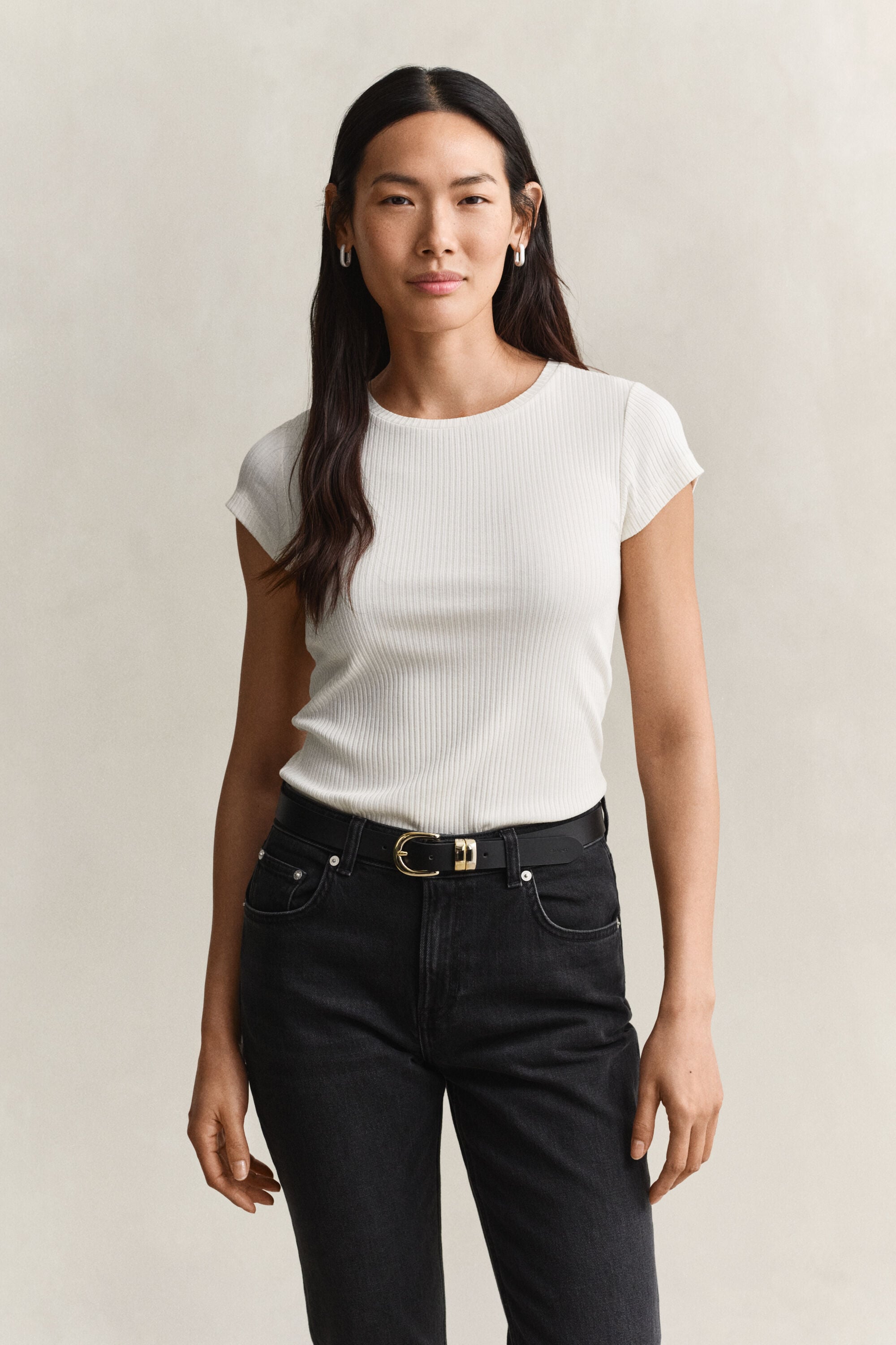 Slim fit -mitoitettu joustinneulottu t‑paita