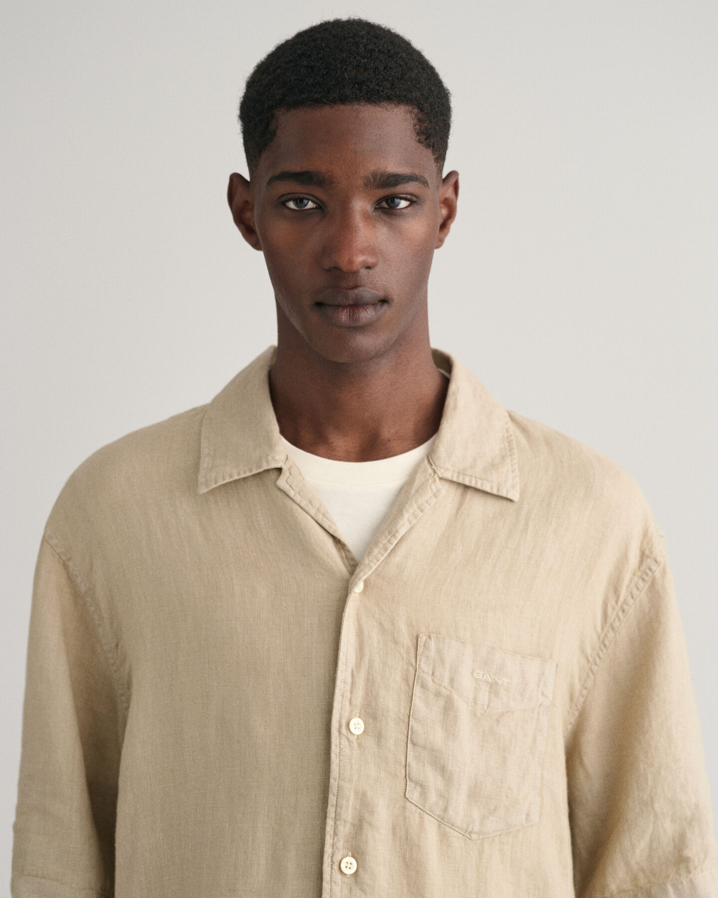 Relaxed&nbsp;fit ‑mitoitettu valmiina v&auml;rj&auml;tty lyhythihainen pellavapaita