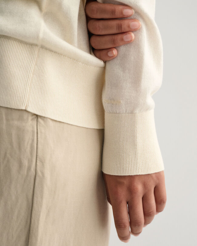 Hienostunut neulepusero, jossa v‑pääntie