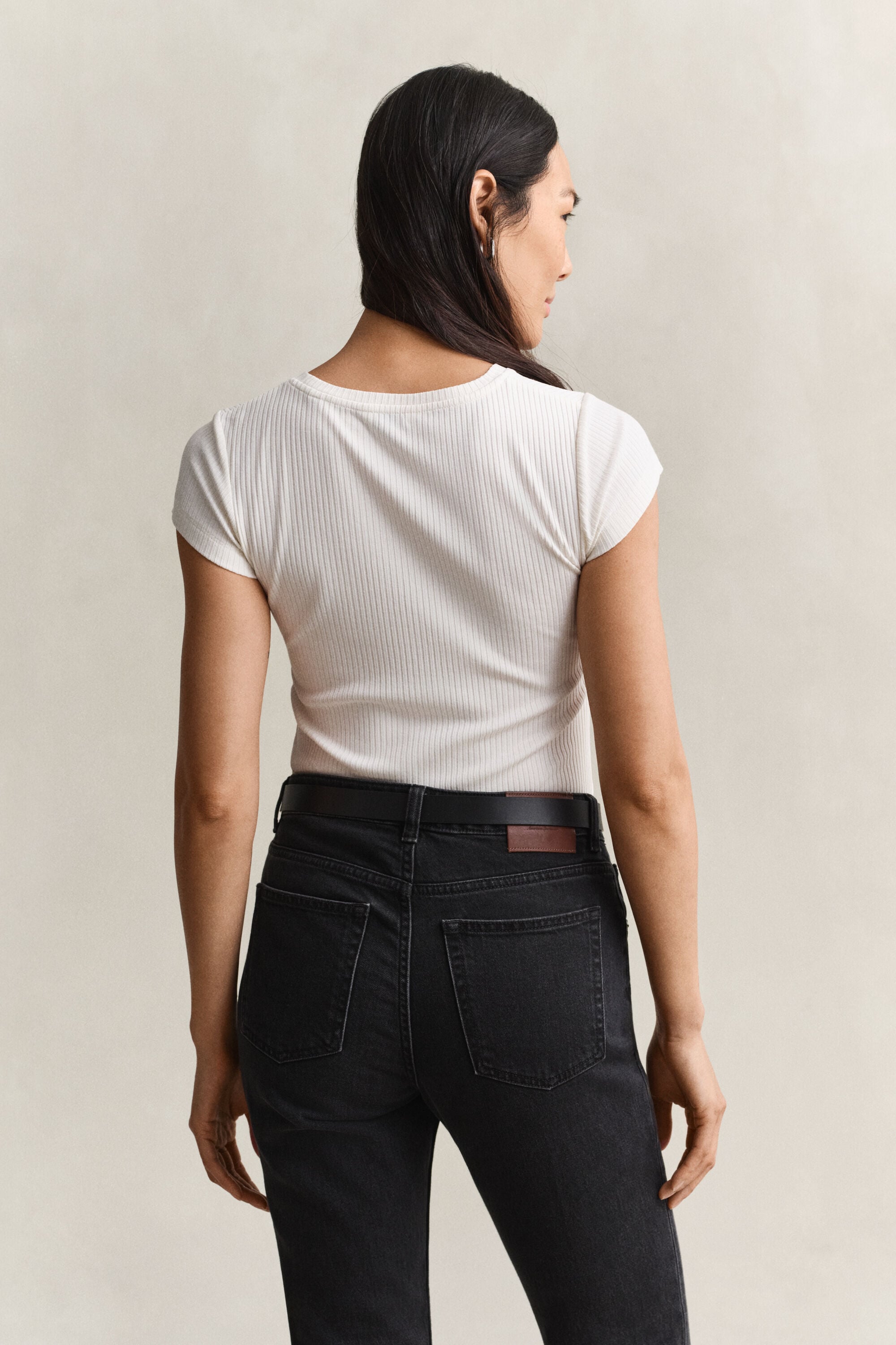 Slim fit -mitoitettu joustinneulottu t‑paita
