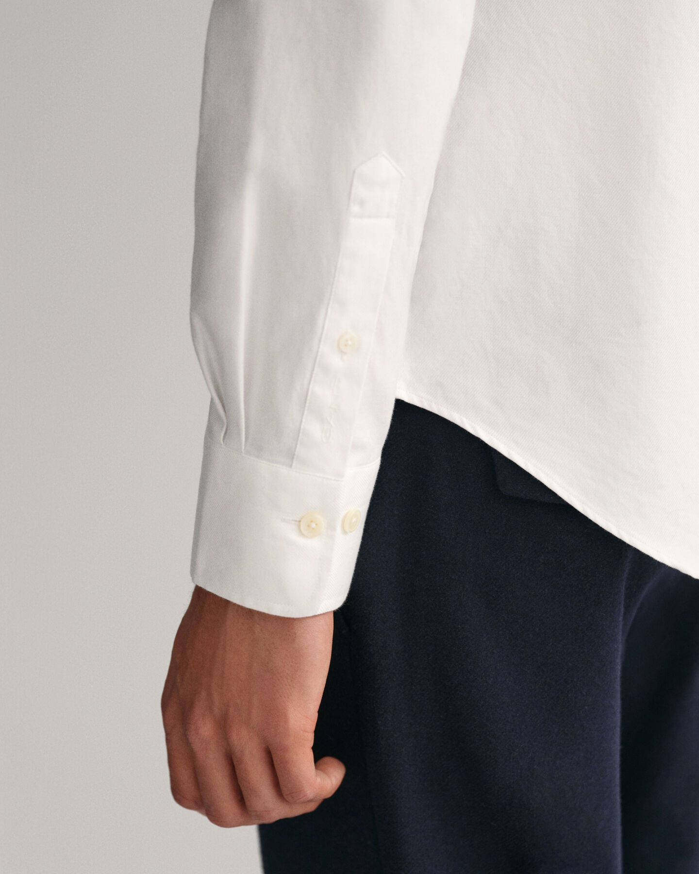 Slim&nbsp;fit ‑mitoitettu tvillikankainen juhlapaita