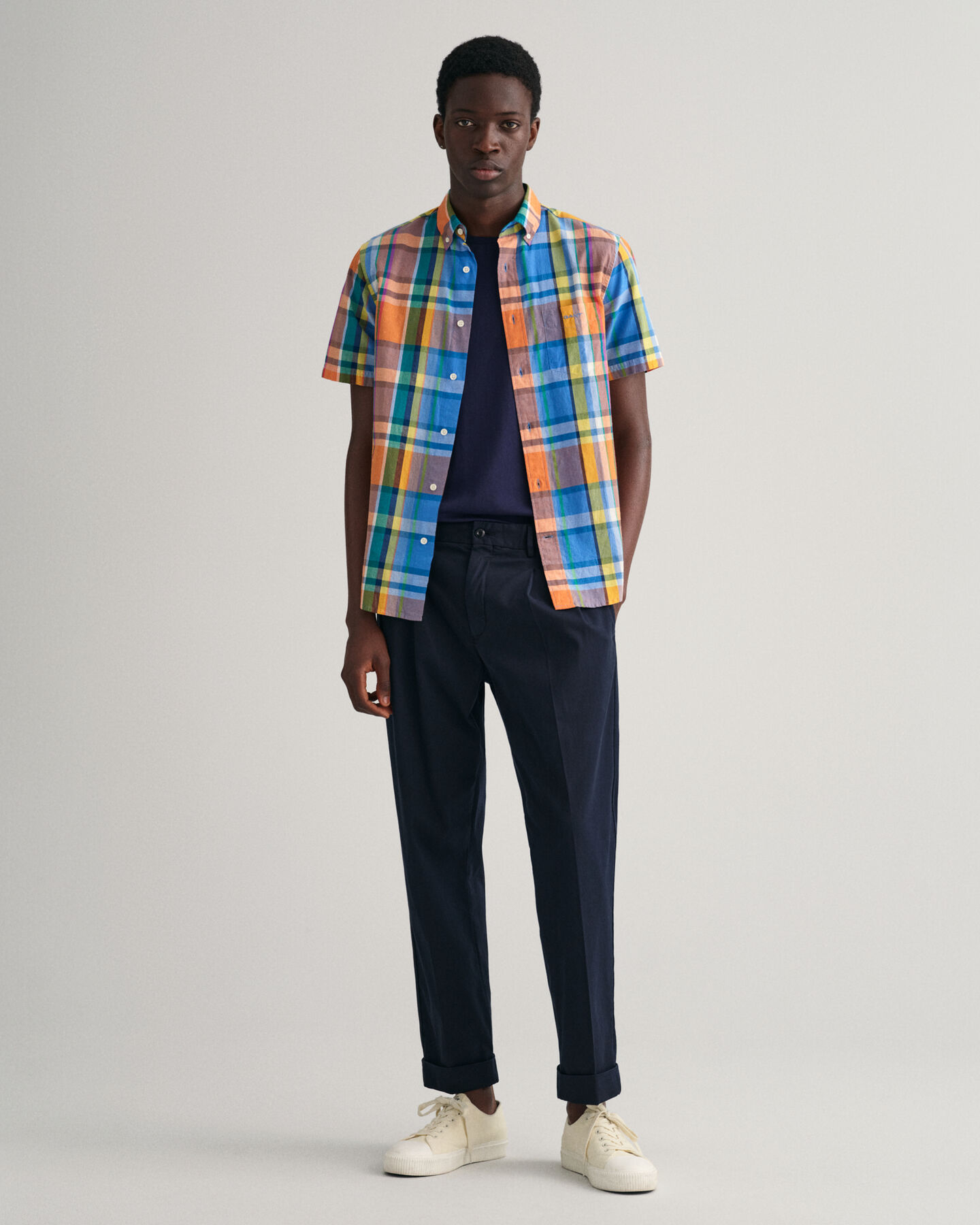 Regular&nbsp;fit ‑mitoitettu v&auml;rik&auml;s lyhythihainen madraspaita