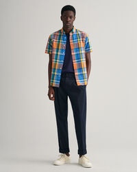 Regular&nbsp;fit ‑mitoitettu v&auml;rik&auml;s lyhythihainen madraspaita