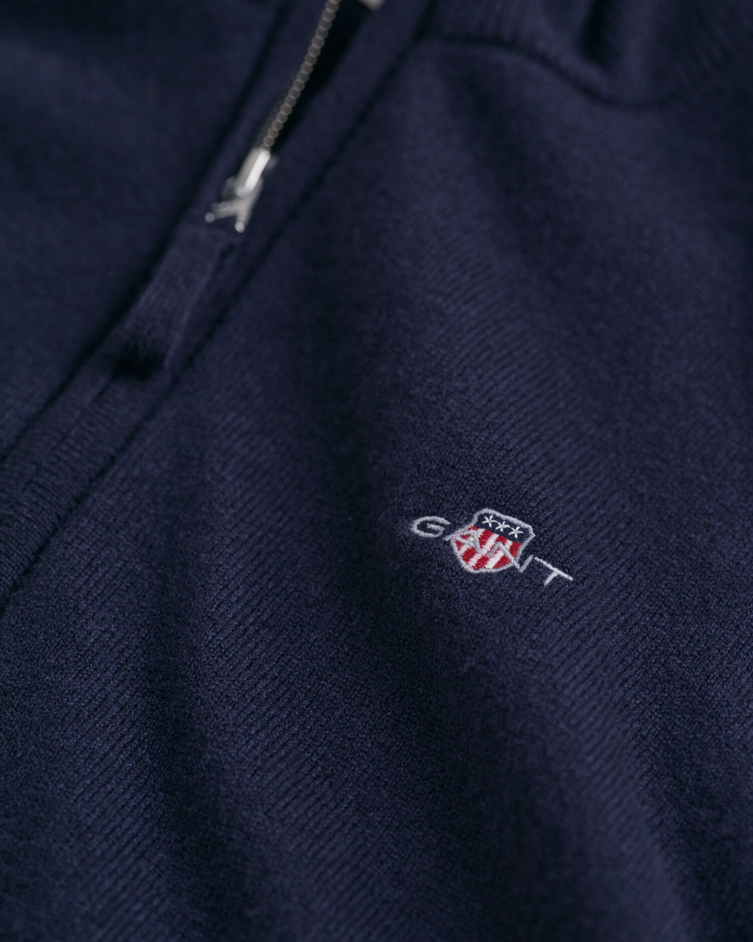 Vetoketjullinen neuletakki ohutta lampaanvillaa