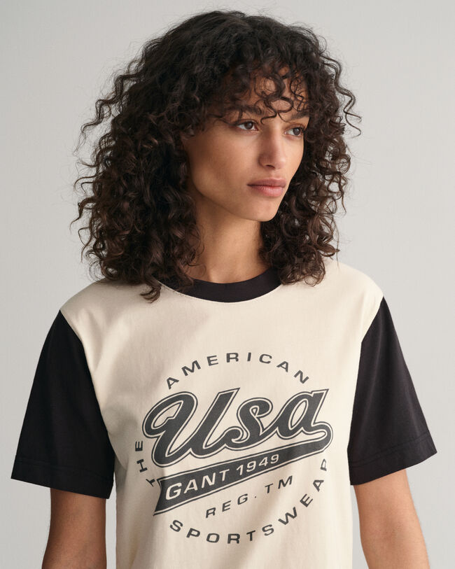 Logo‑t‑paita, jossa v&auml;ripintoja