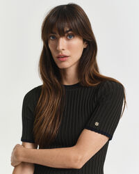 Lyhythihainen kontrastivärinen joustinneulepusero