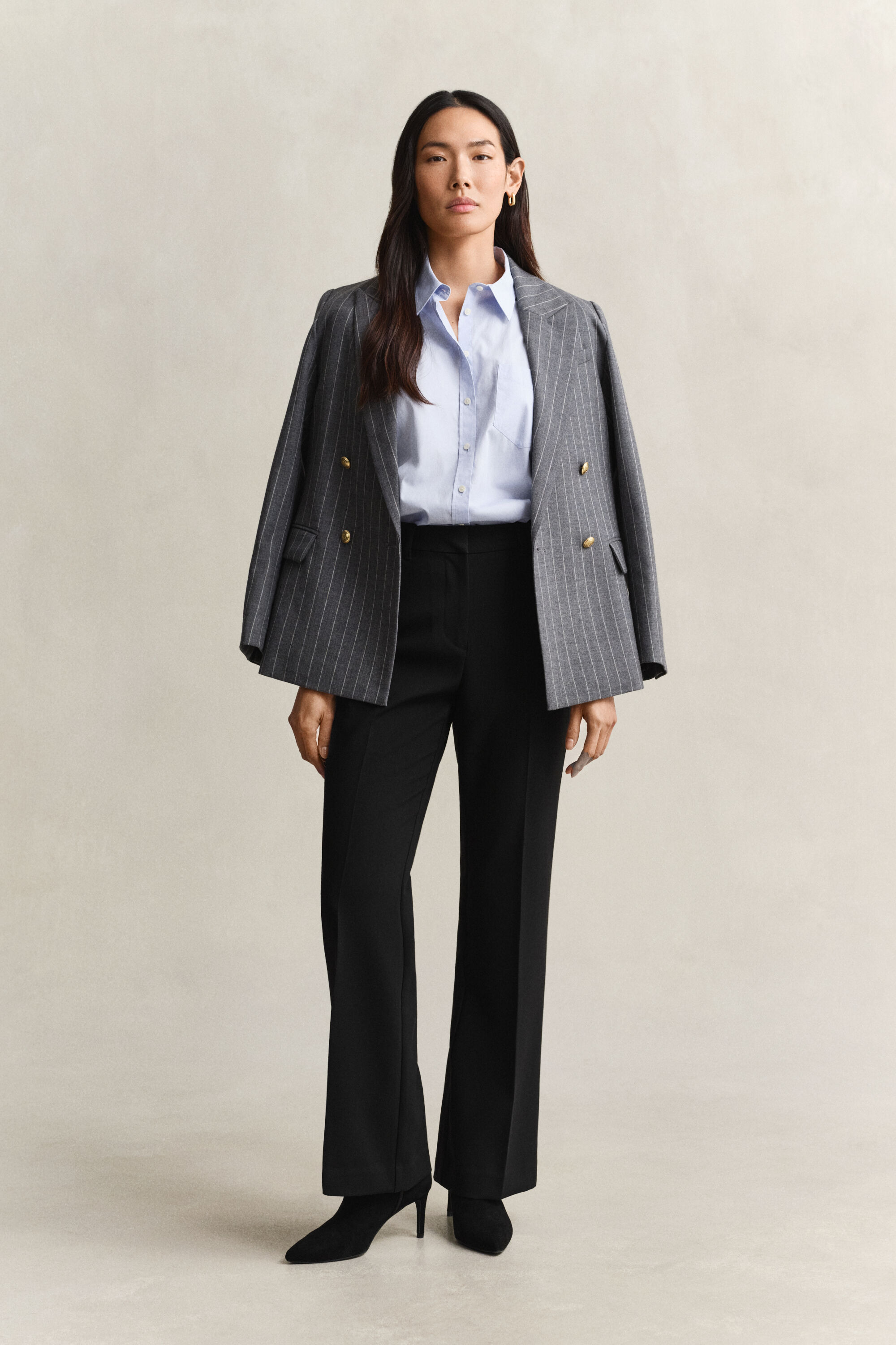 Slim fit ‑mitoitetut alaspäin levenevät housut
