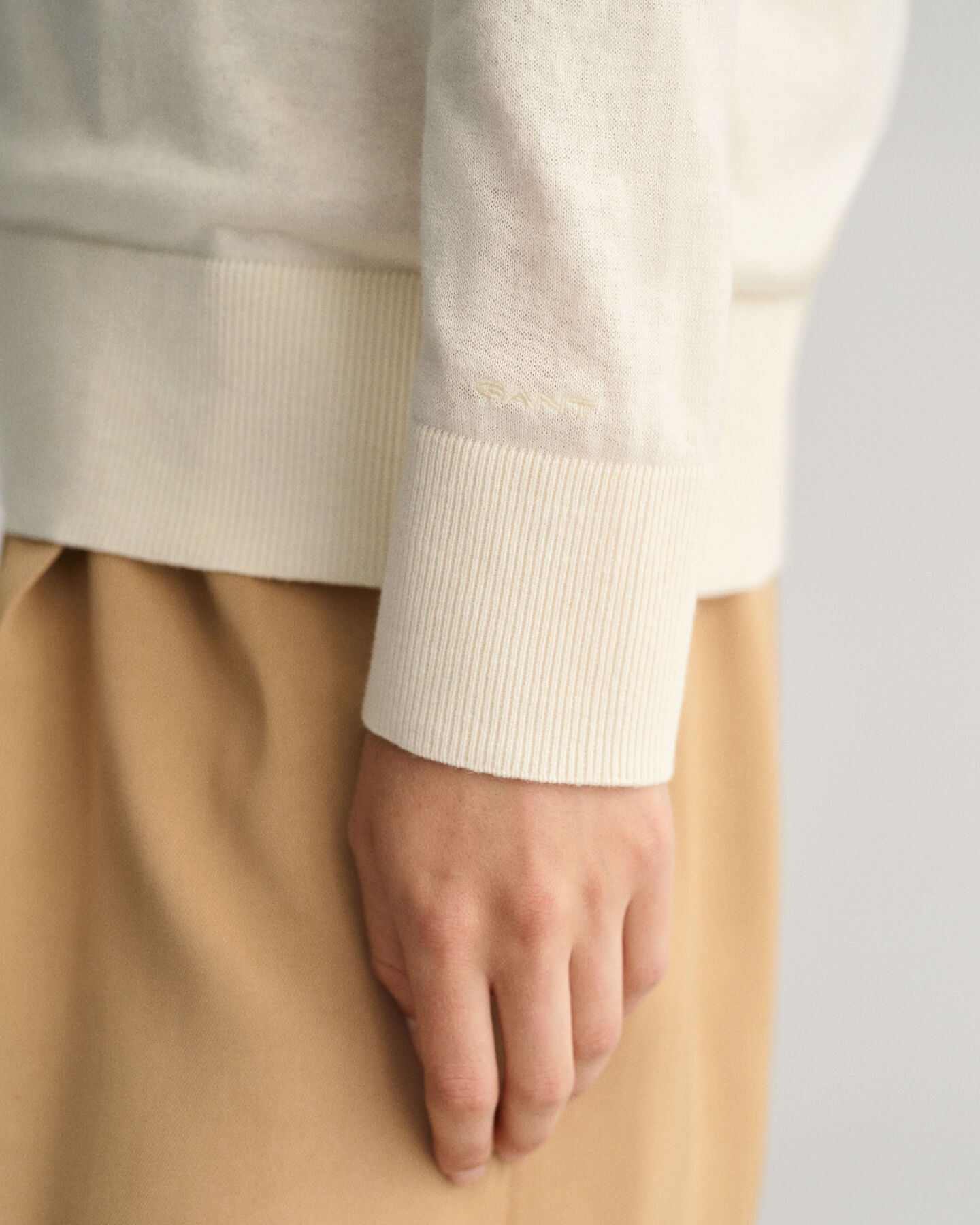 Hienostunut neulepusero, jossa v‑pääntie