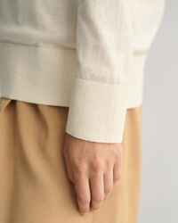 Hienostunut neulepusero, jossa v‑pääntie