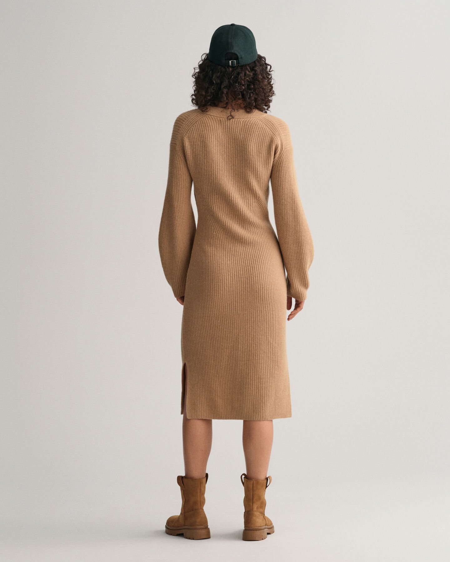 V‑kauluksinen joustinneulevillamekko