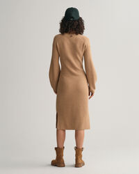 V‑kauluksinen joustinneulevillamekko