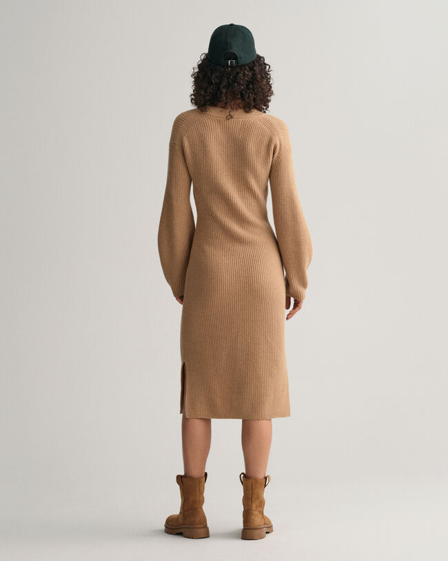 V‑kauluksinen joustinneulevillamekko