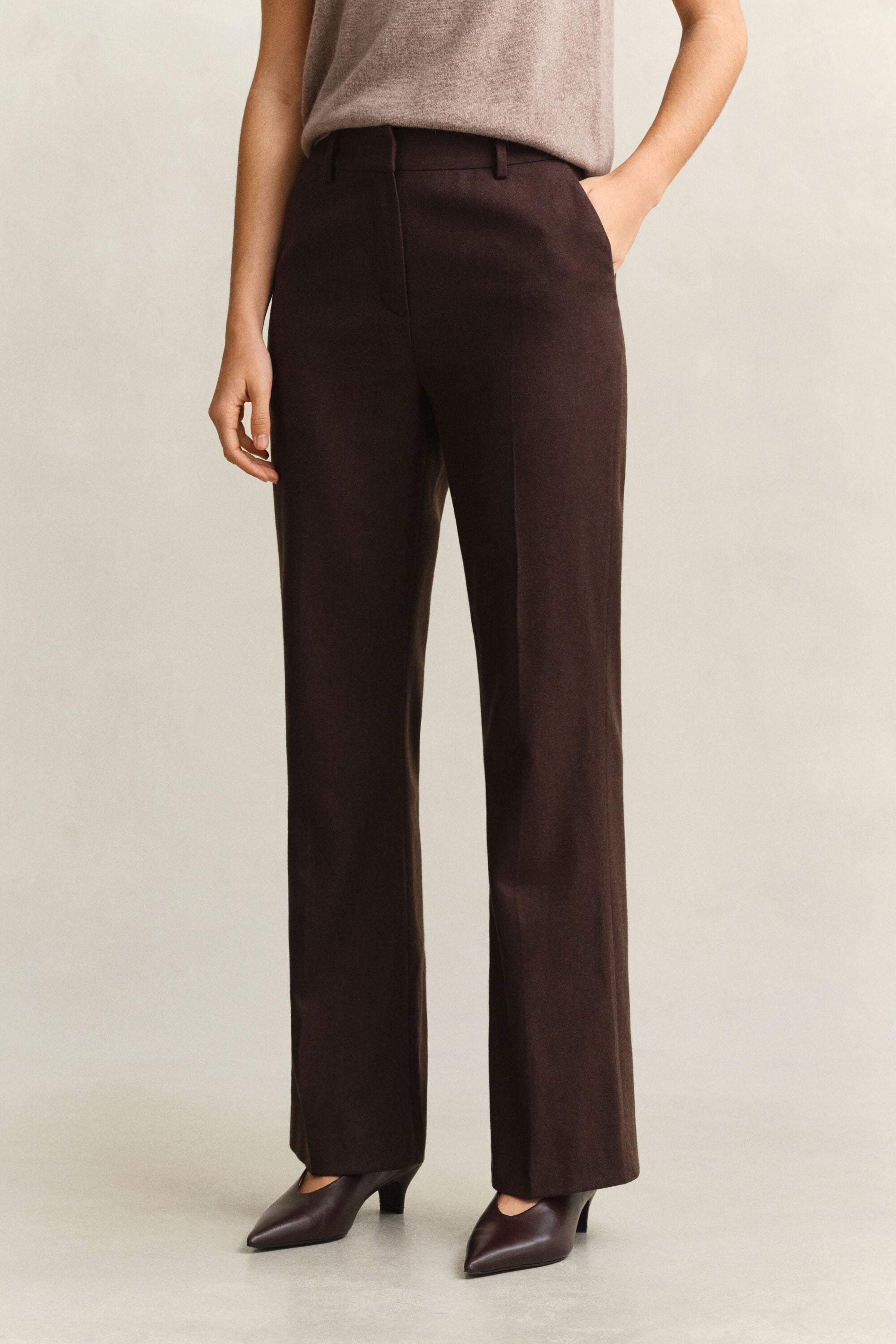 Slim fit ‑mitoitetut alaspäin levenevät flanellihousut
