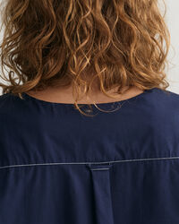 Kontrastiv&auml;risell&auml; tikkauksella koristettu lyhythihainen paita, jossa v-p&auml;&auml;ntie