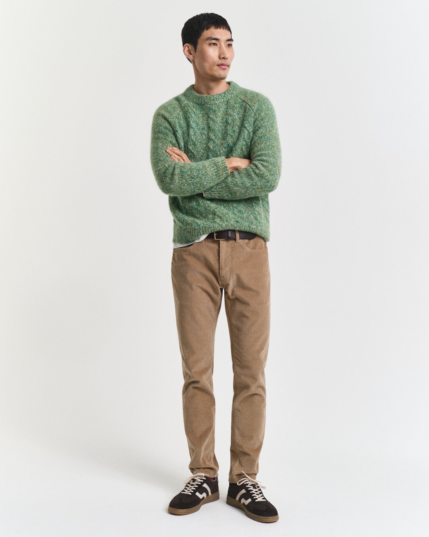 Slim fit ‑mitoitetut vakosamettifarkut