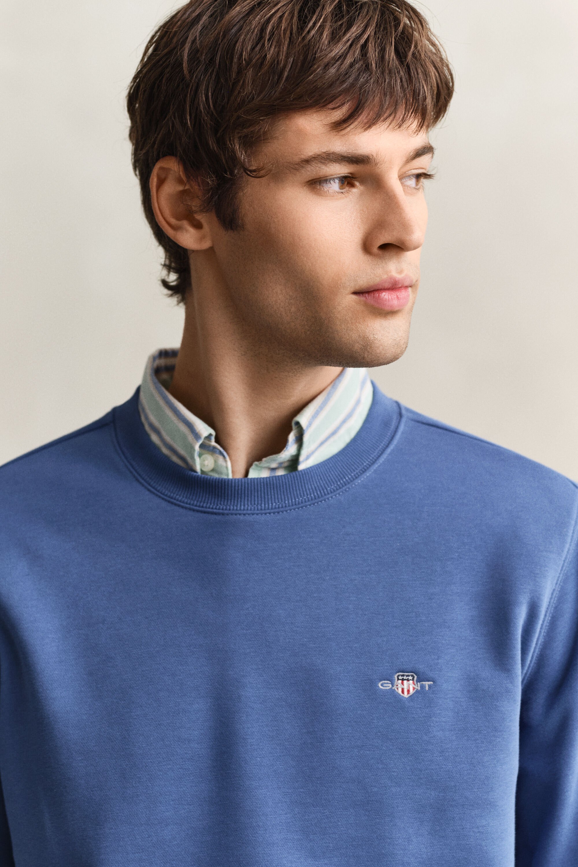 Shield-collegepaita, jossa pyöreä pääntie