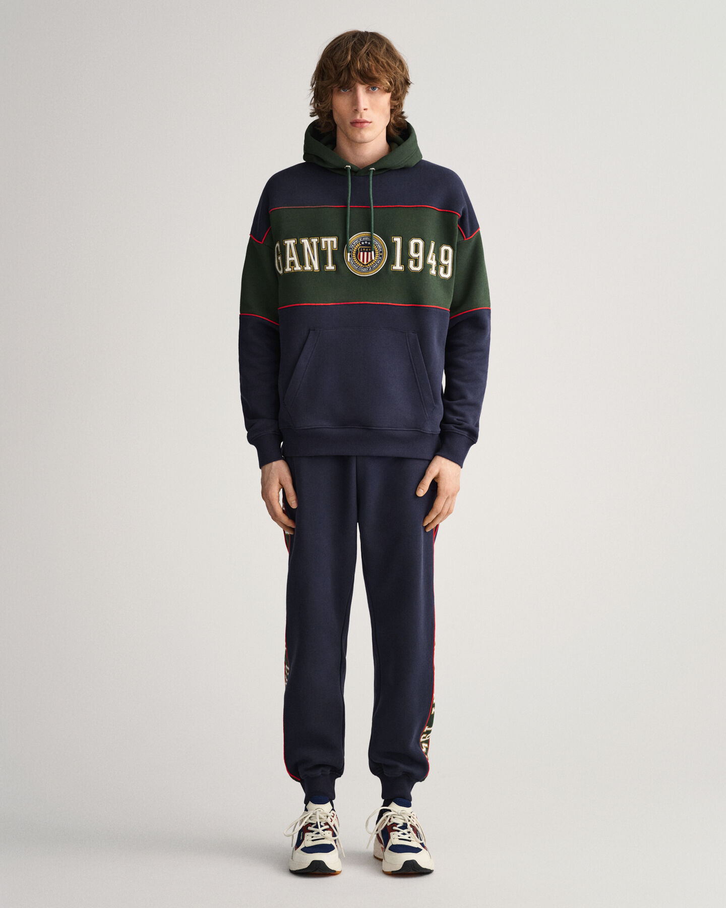 Collegehousut n&auml;ytt&auml;vill&auml; sivupaneeleilla