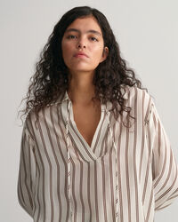 Raidallinen pusero, jossa v-pääntie