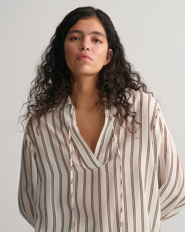 Raidallinen pusero, jossa v-pääntie