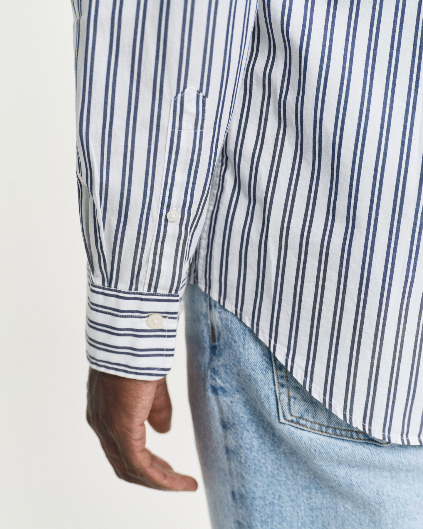 Regular&nbsp;fit ‑mitoitettu klassinen popliiniraitapaita