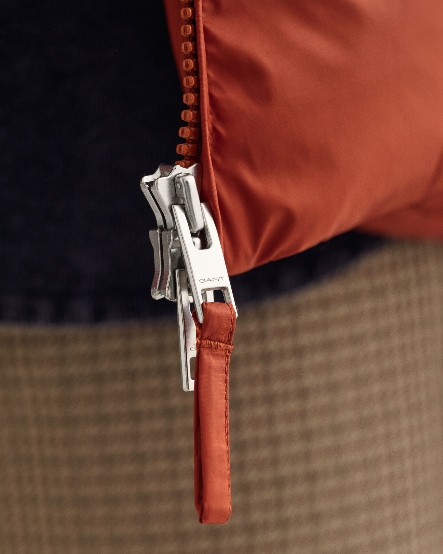 Kiiltävä toppatakki