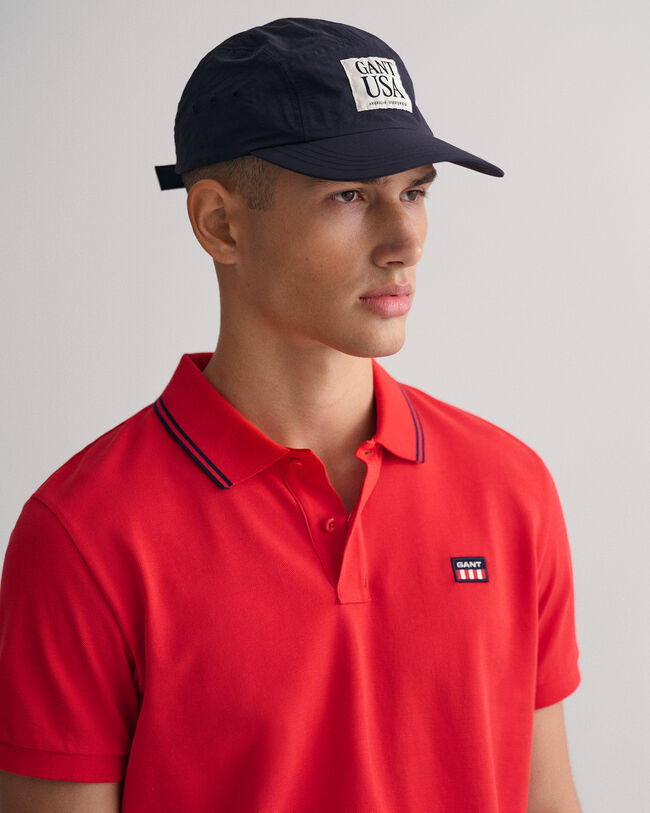 Pikeepaita, jossa raidallinen kaulus